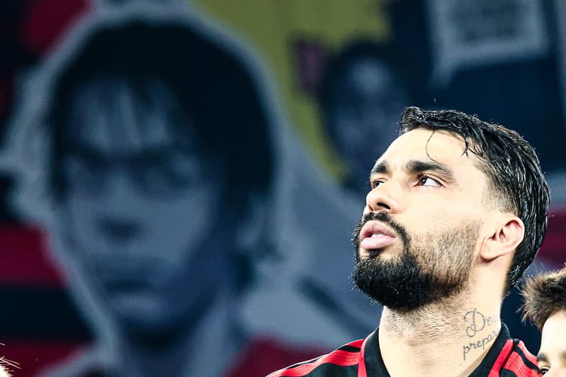 Lucas Paquetá em primeiro plano, e ao fundo o mosaico com o rosto com meia ainda jovem