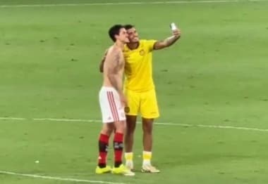 Pedro sendo tietado por atleta do Madureira