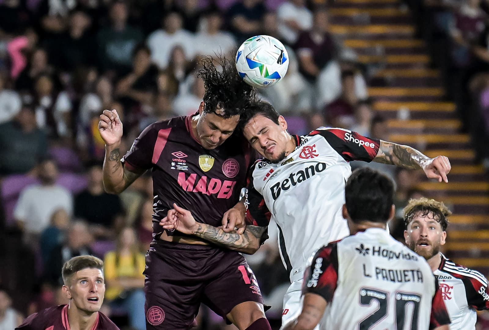 José Canale, do Lanus, luta pela posse de bola contra Pedro do Flamengo durante uma partida da CONMEBOL Recopa 2026 entre Lanus e Flamengo no Estadio Ciudad de Lanus Nestor DÌaz Perez em 19 de fevereiro de 2026 em Buenos Aires, Argentina.