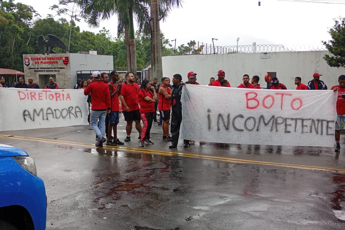 Protesto da torcida do Flamengo no Ninho do Urubu