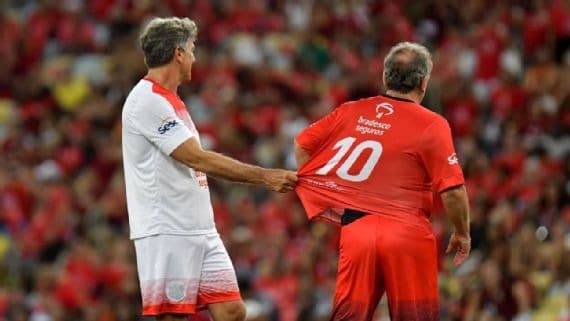 Zico em lance com Renato Gaúcho no Jogo das Estrelas de 2019, no Maracanã