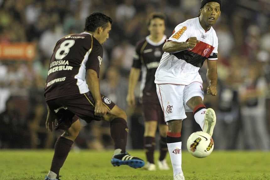 Ronaldinho dá passe com a perna esquerda durante Lanús x Flamengo