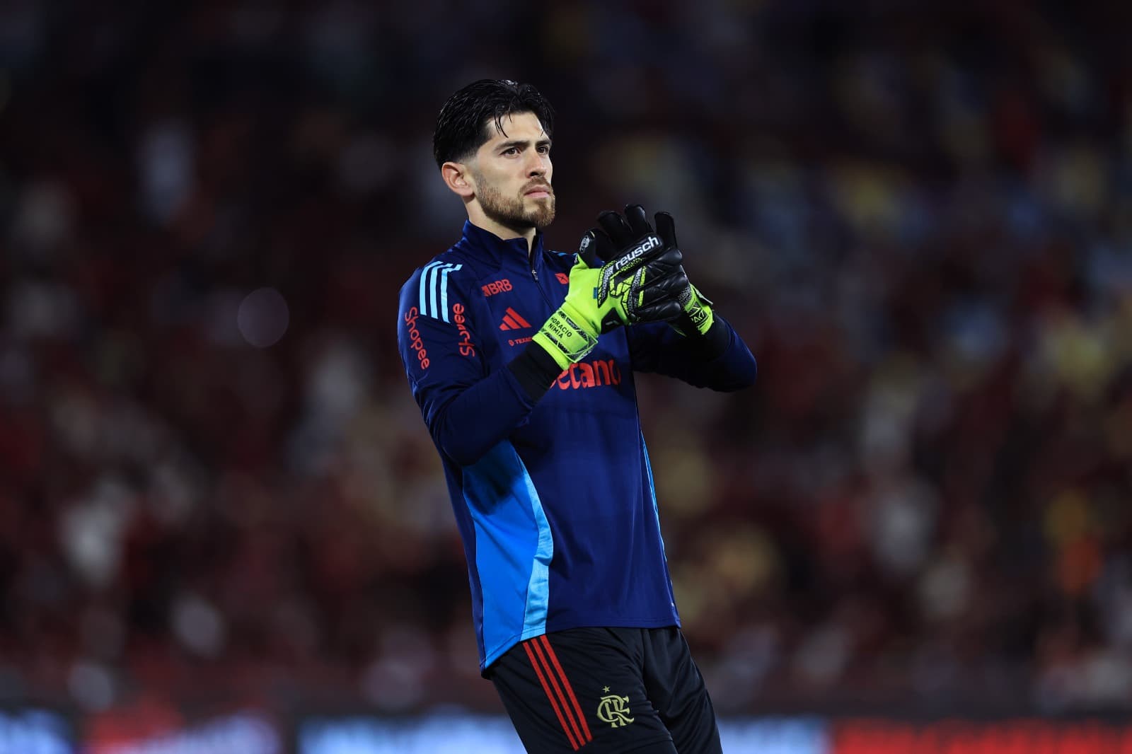 Agustín Rossi, do Flamengo, se aquece antes da partida do Brasileirão 2025 entre Flamengo e Ceará, no Estádio do Maracanã, em 3 de dezembro de 2025, no Rio de Janeiro, Brasil.