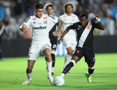 Andrés Gomez disputa a bola com Frías