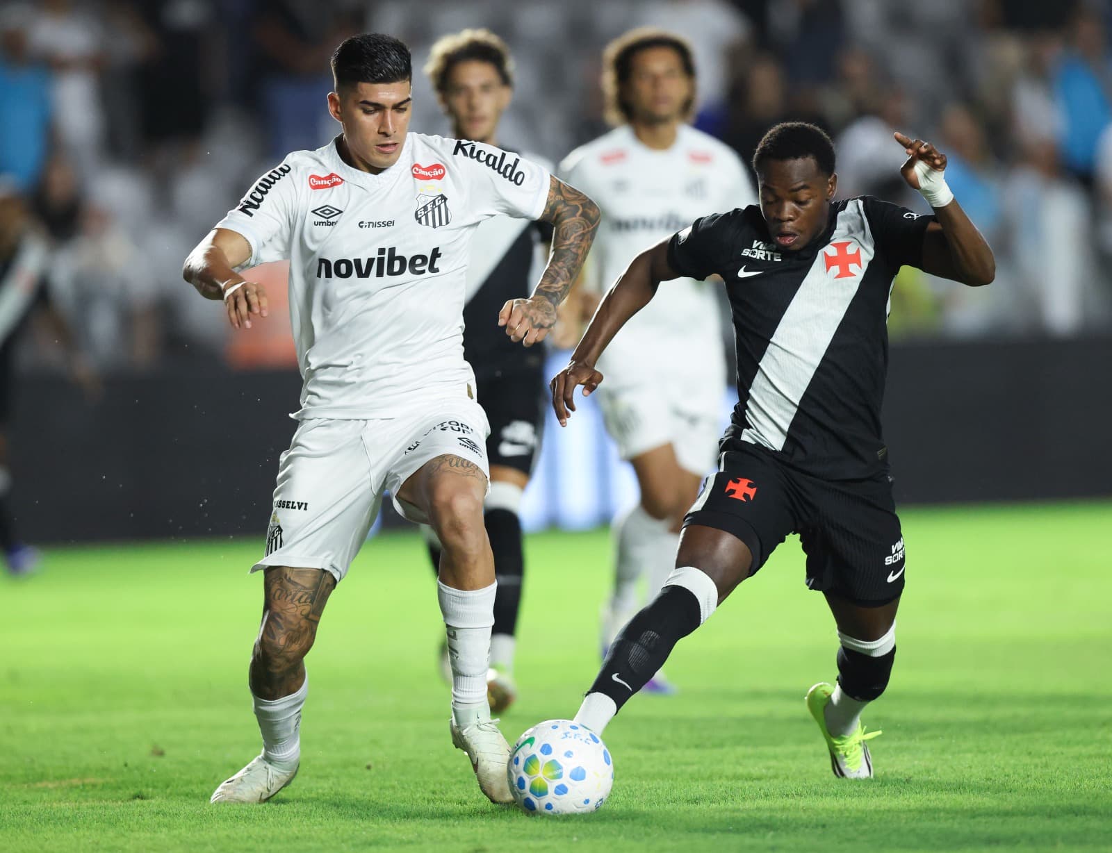 Andrés Gomez disputa a bola com Frías