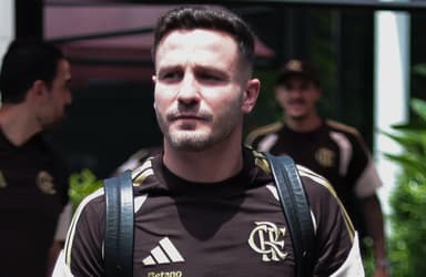 Saúl durante embarque do Flamengo para Brasília