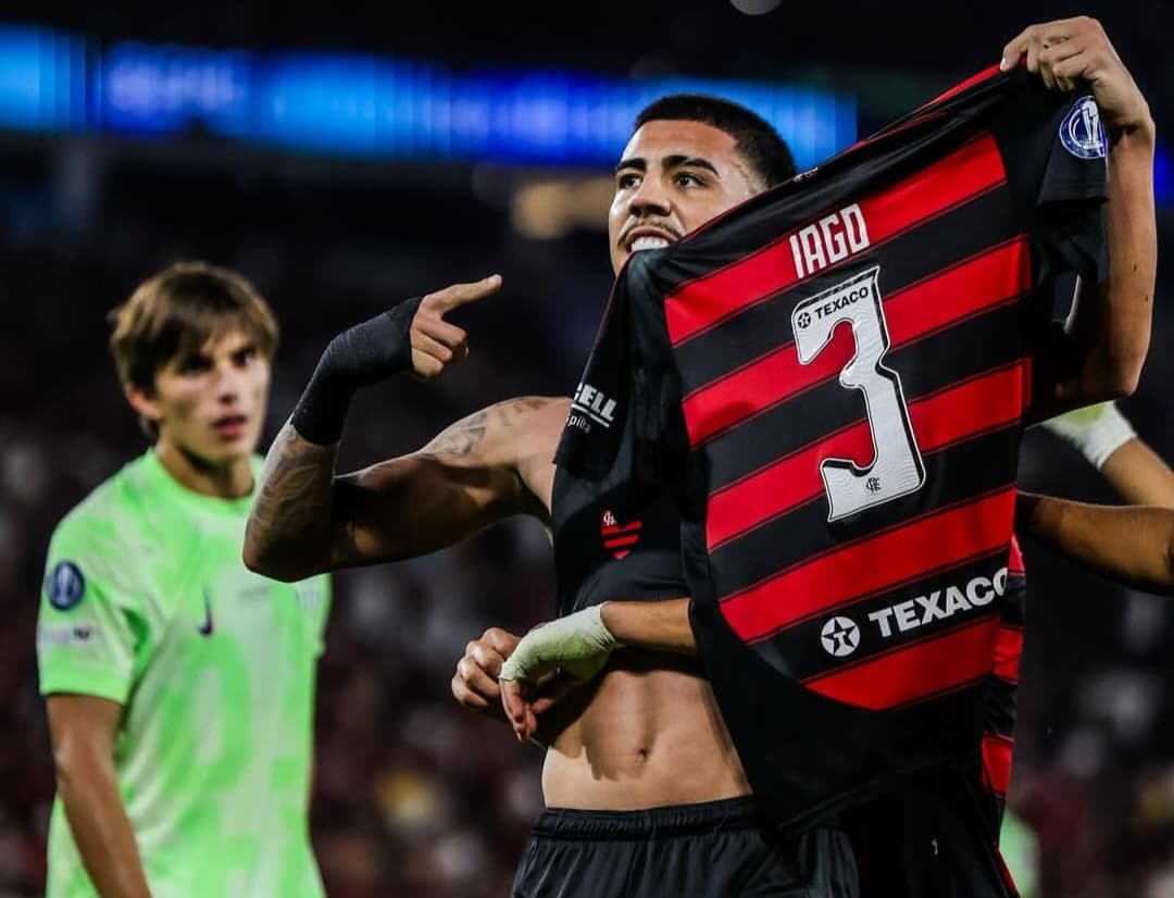 Iago comemora gol pelo Flamengo contra Barcelona