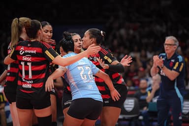 Jogadoras do Sesc Flamengo comemoram ponto