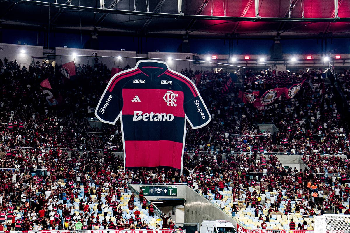 Torcida do Flamengo no Maracanã durante partida contra o Internacional