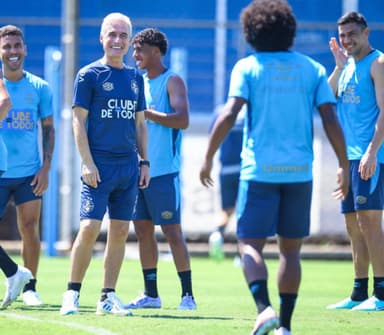 Luis Castro durante treino do Grêmio