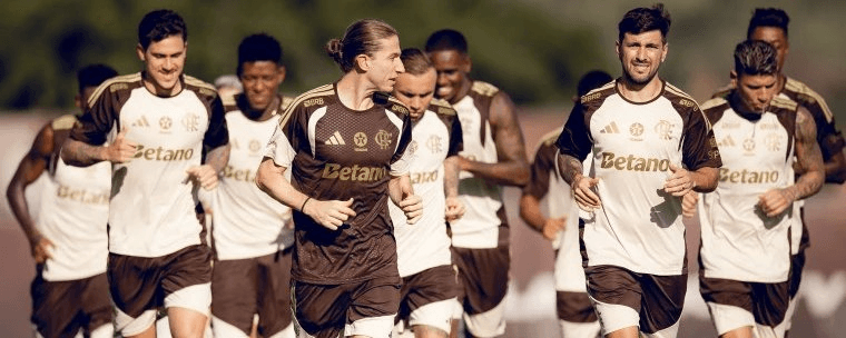 Foto de jogadores do Flamengo correndo em treino de preparação física, usando uniforme de treino com patrocínio Betano.