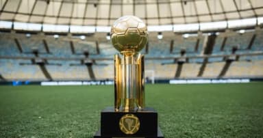 Troféu da Recopa Sul-Americana no gramado do Maracanã