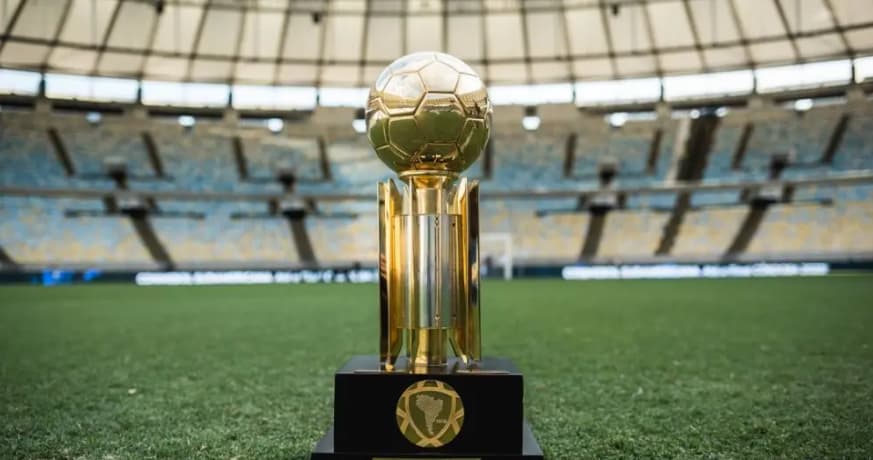 Troféu da Recopa Sul-Americana no gramado do Maracanã