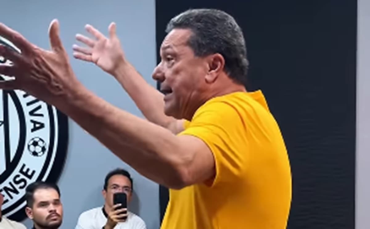 Vanderlei Luxemburgo, ex-Flamengo, dando palestra no ASA