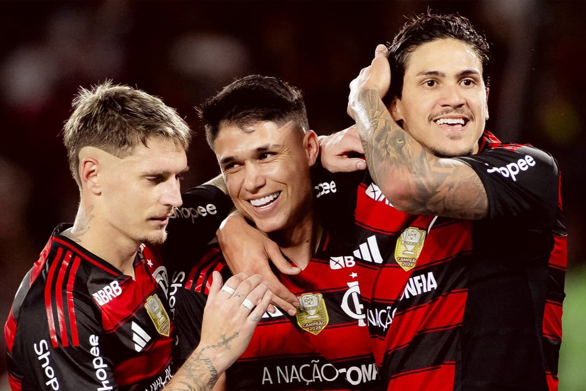 Varela, Luiz Araújo e Pedro comemorando gol pelo Flamengo
