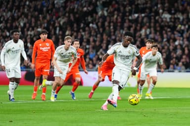 Vinicius Junior, do Real Madrid, marca o segundo gol de sua equipe de pênalti durante a partida da LaLiga EA Sports entre Real Madrid CF e Real Sociedad no Estádio Santiago Bernabéu em 14 de fevereiro de 2026 em Madri, Espanha.