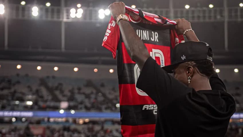 Vini Jr com a camisa do Flamengo no Maracanã.