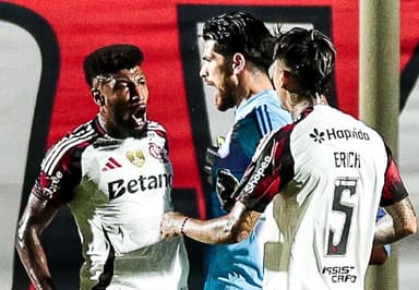Emerson Royal, Rossi e Pulgar comemoram corte do lateral em Vitória x Flamengo