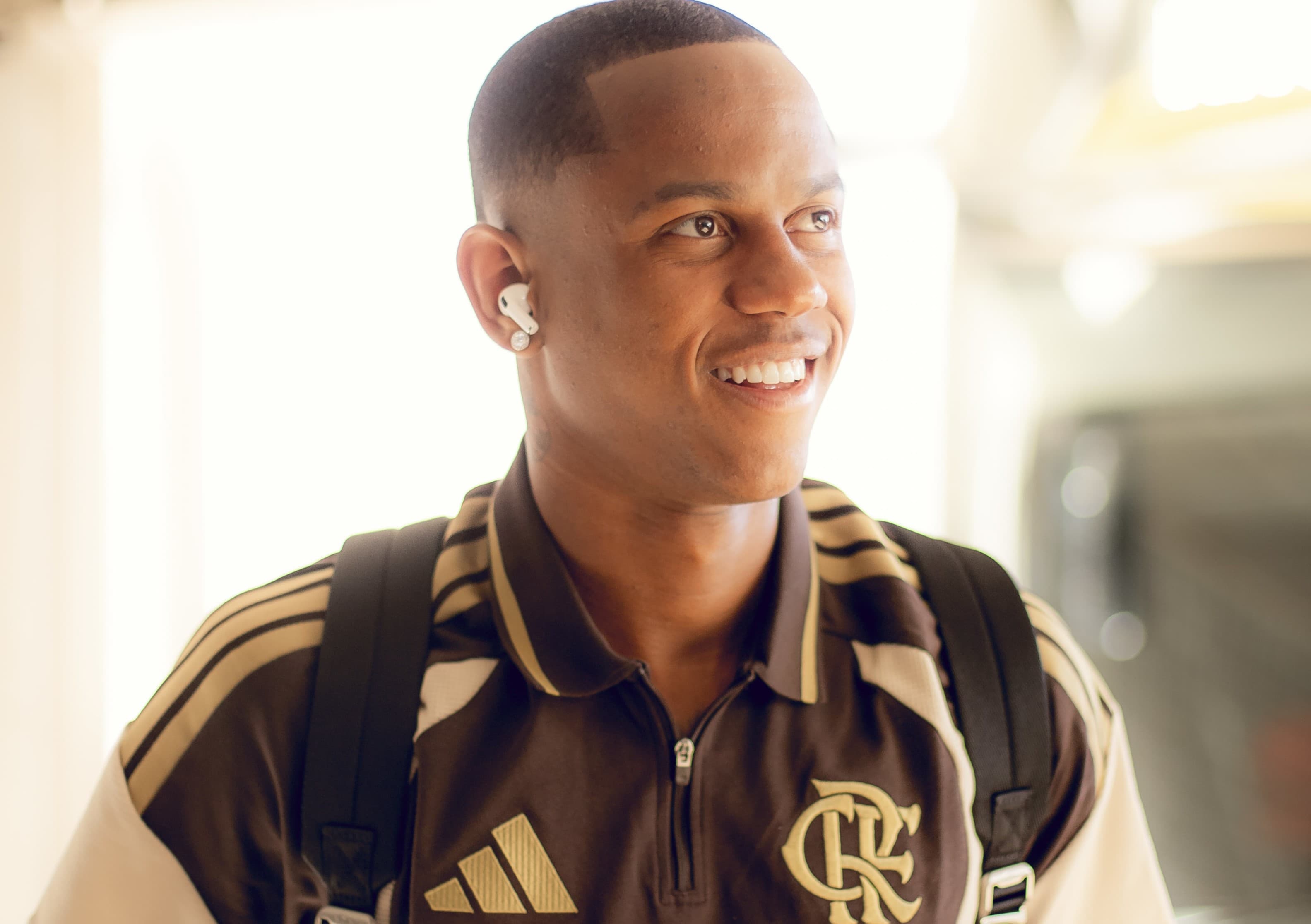 Wallace Yan sorri durante chegada a Volta Redonda para jogo do Carioca