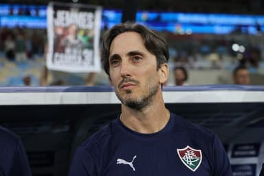 Luis Zubeldia, técnico do Fluminense, observa antes da partida entre Fluminense e Grêmio no Brasileirão 2026, no Estádio do Maracanã, em 28 de janeiro de 2026, no Rio de Janeiro, Brasil.