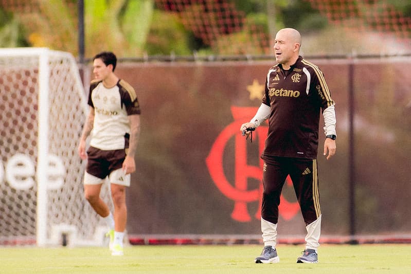 Léo Jardim treina Flamengo no Ninho do Urubu