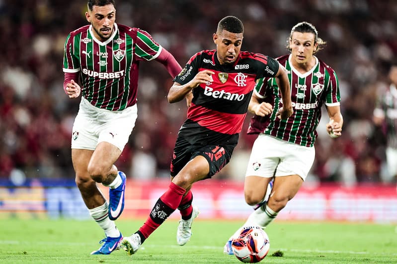 Samuel Lino deixa Canobbio para trás no Flamengo x Fluminense