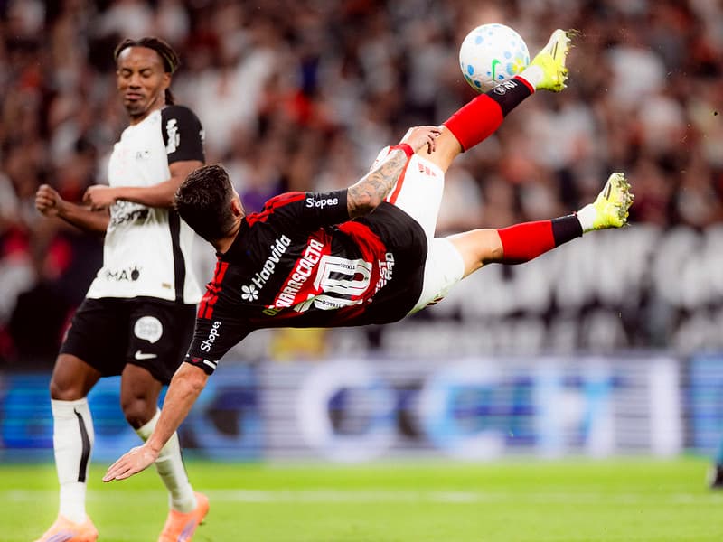 Voleio do Arrascaeta contra o Corinthians