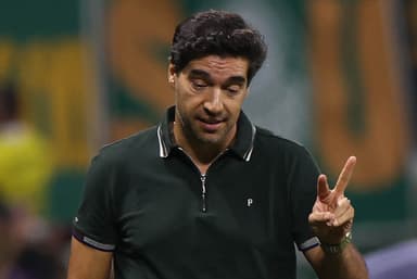 Abel Ferreira faz "dois" com os dedos e sorri ironicamente durante Palmeiras 2x1 Botafogo pelo Brasileirão