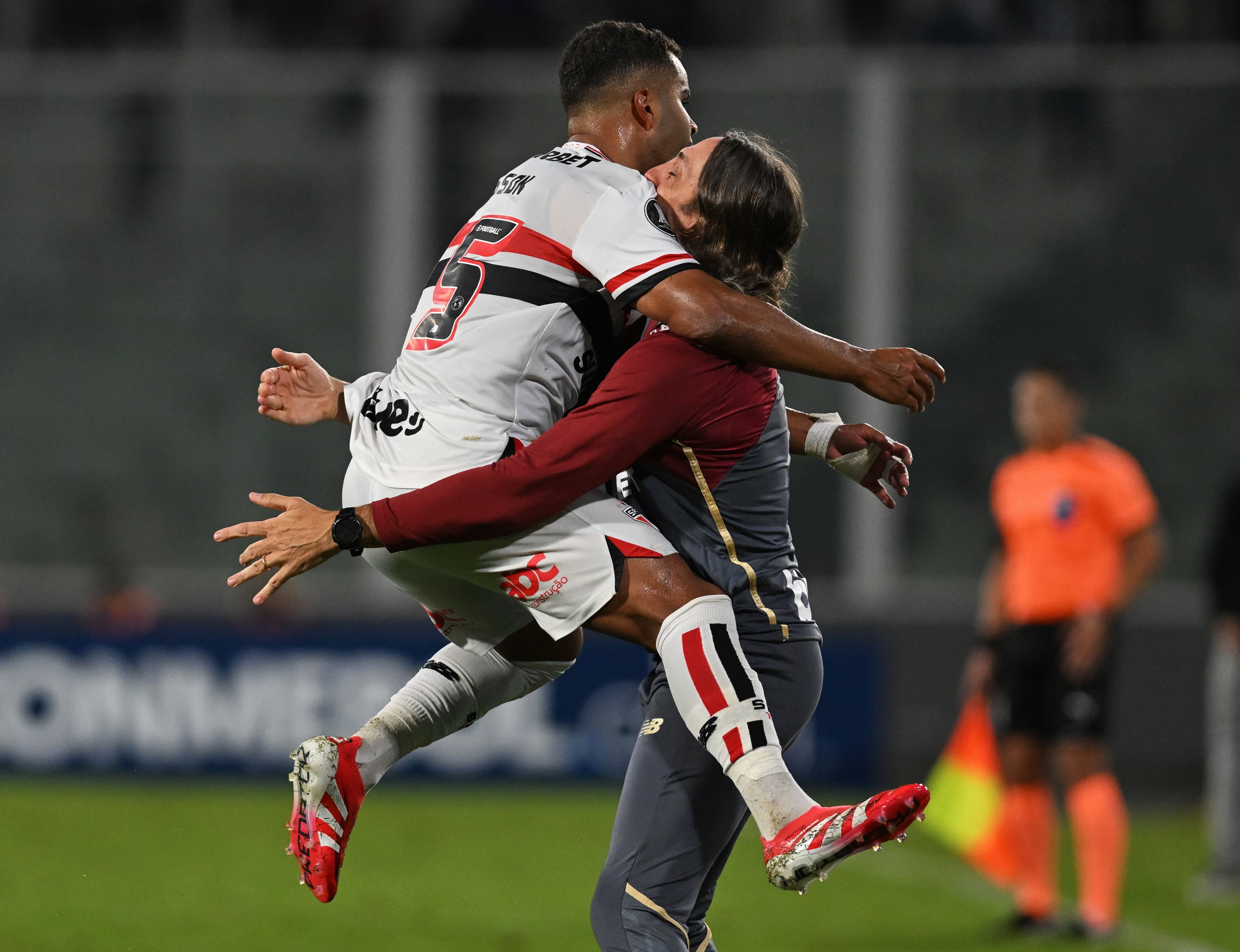 Alisson e Zubeldía se abraçam em comemoração de gol durante Talleres x São Paulo na Libertadores