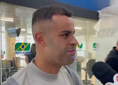 Alisson dá entrevista em desembarque; o jogador deixa o São Paulo e está sendo emprestado ao Fluminense