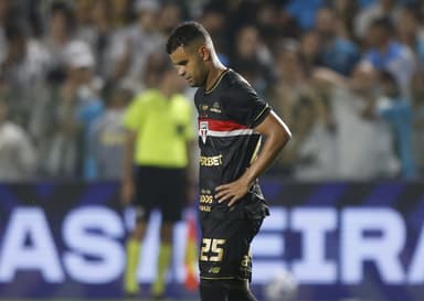 Alisson com mãos na cintura e cabeça baixa durante jogo entre São Paulo e Santos pelo Brasileirão 2025