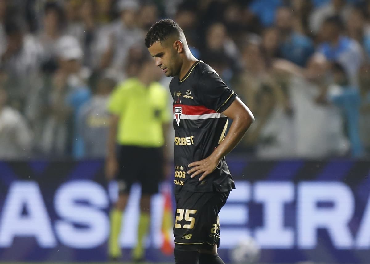 Alisson com mãos na cintura e cabeça baixa durante jogo entre São Paulo e Santos pelo Brasileirão 2025