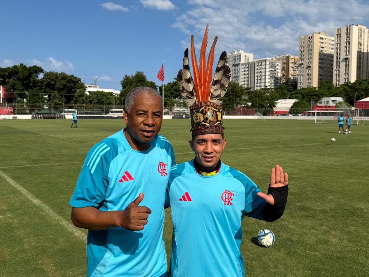 Andrade e Haru Kuntanawa posam para foto na Gávea