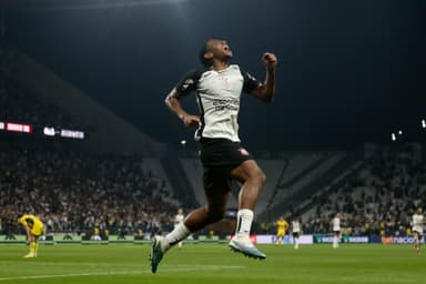 André salta olhando para o alto comemorando gol pelo Corinthians contra o Mirassol pelo Brasileirão 2025