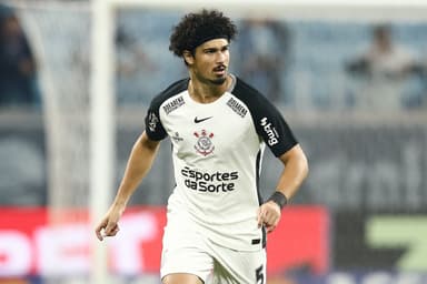André Ramalho do Corinthians controla a bola durante a partida entre Grêmio e Corinthians no Brasileirão 2025 na Arena do Grêmio