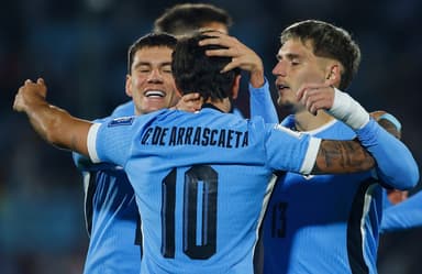 Arrascaeta e Varela se abraçam em comemoração de gol do Uruguai