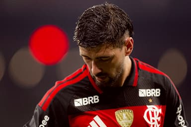 Arrascaeta olha para baixo durante jogo do Flamengo em 2026