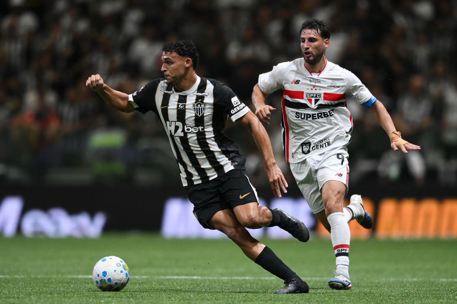 Calleri marca Victor Hugo durante Atlético-MG x São Paulo
