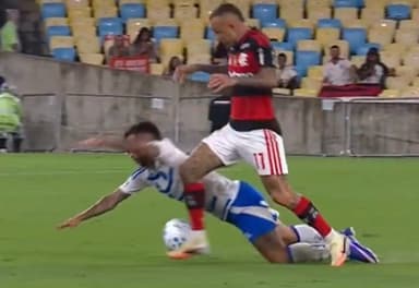 Matheus Henrique cai sobre a bola após divida com Cebolinha