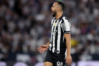 Arthur Cabral grita com companheiros durante jogo do Botafogo