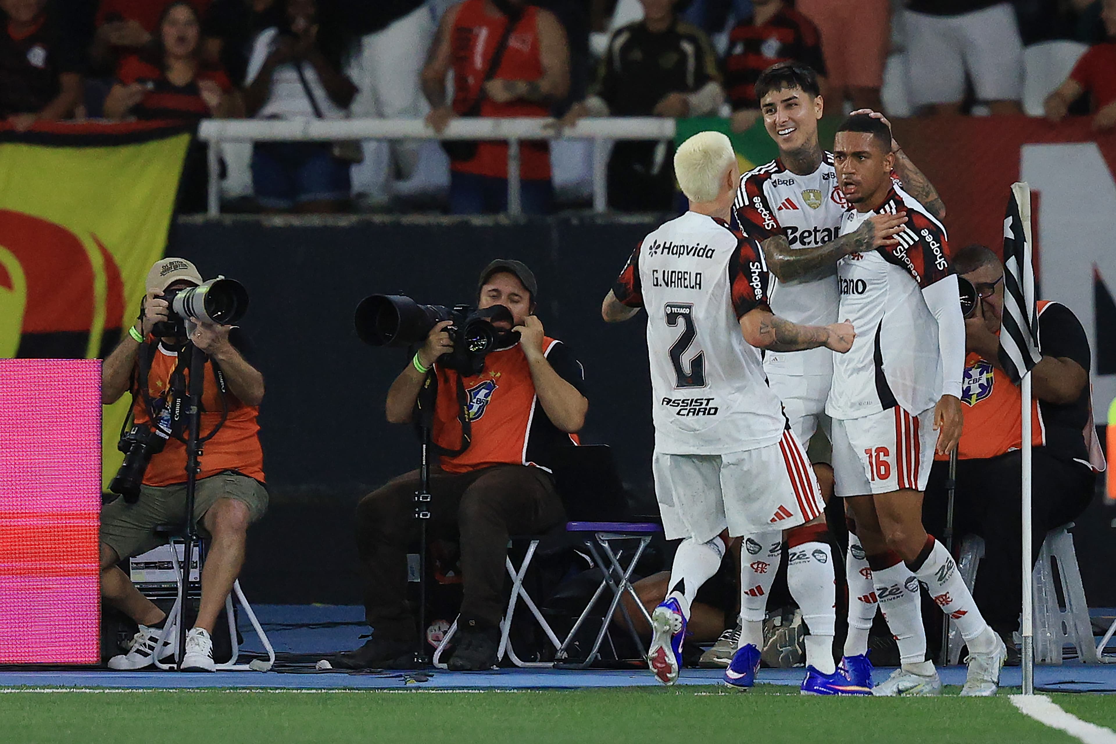Samuel Lino comemora gol pelo Flamengo de Léo Jardim