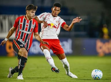 Jogadores de São Paulo e Red Bull Bragantino dividem a bola