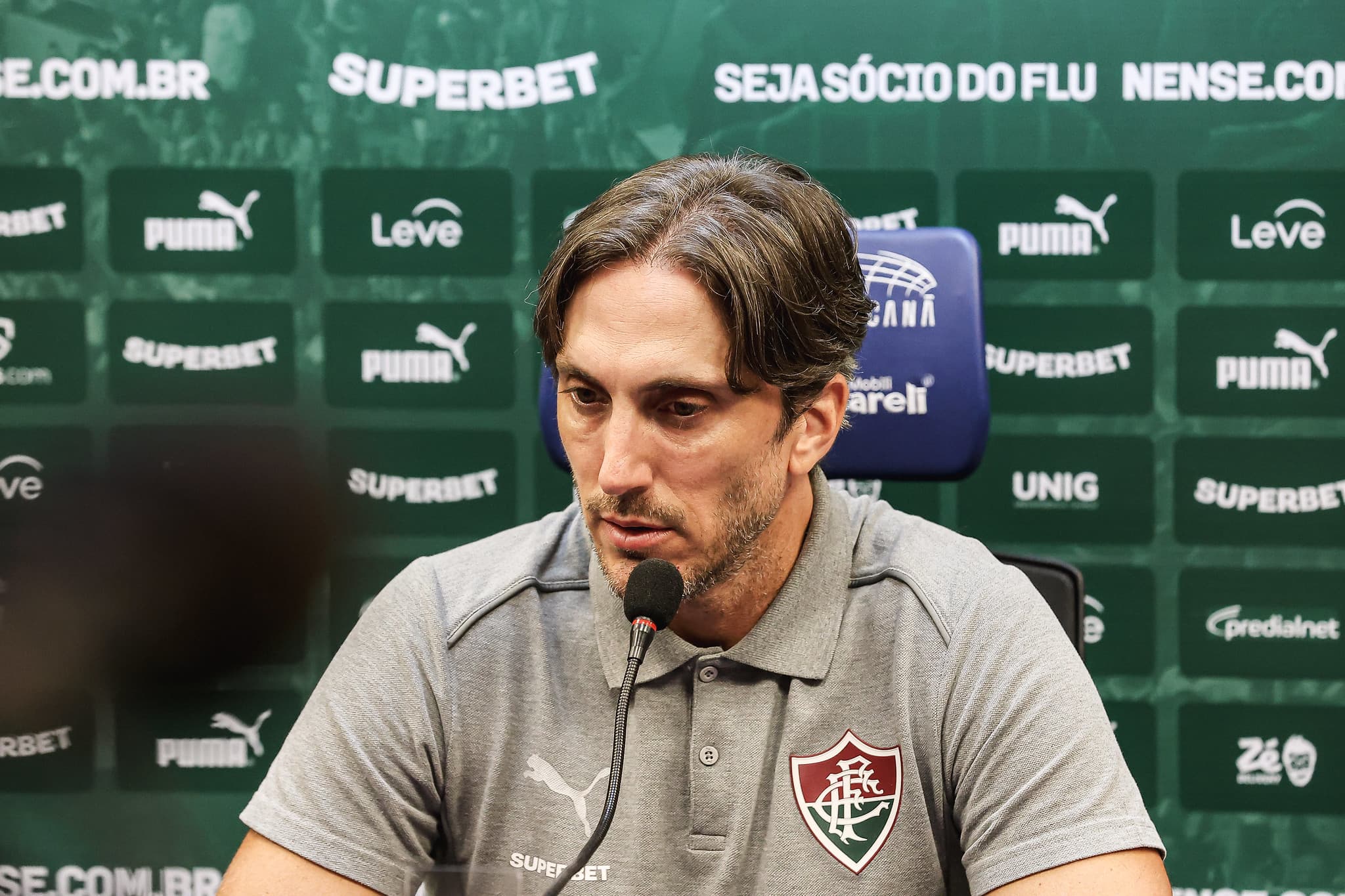 Zubeldía concede coletiva com semblante sério após derrota do Fluminense contra o Vasco