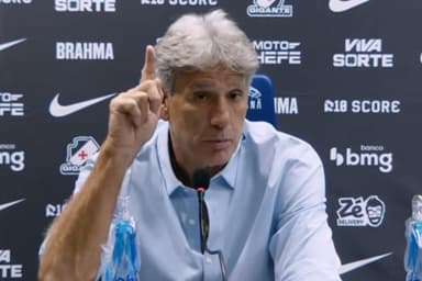 Renato Gaúcho aponta para cima durante coletiva após vitória do Vasco sobre o Fluminense