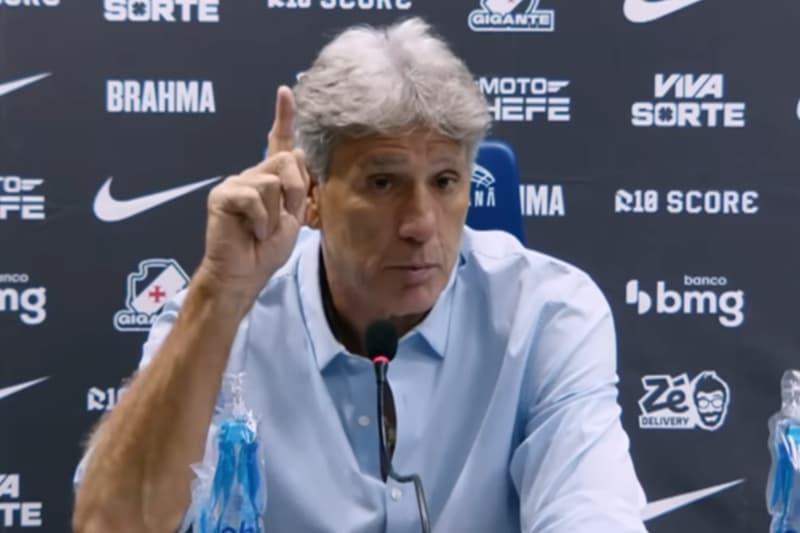 Renato Gaúcho aponta para cima durante coletiva após vitória do Vasco sobre o Fluminense