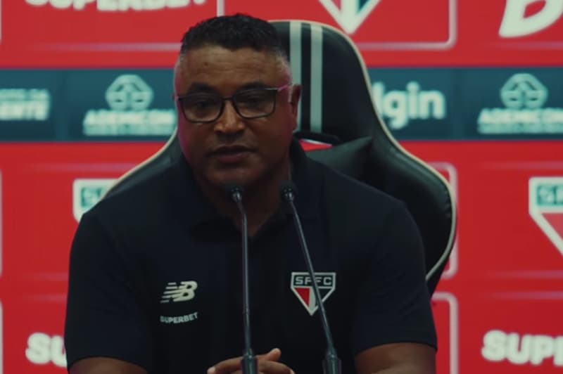 Roger Machado sério em coletiva pelo São Paulo após derrota para o Atlético-MG