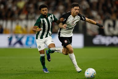 Garro divide a bola com marcador do Coritiba