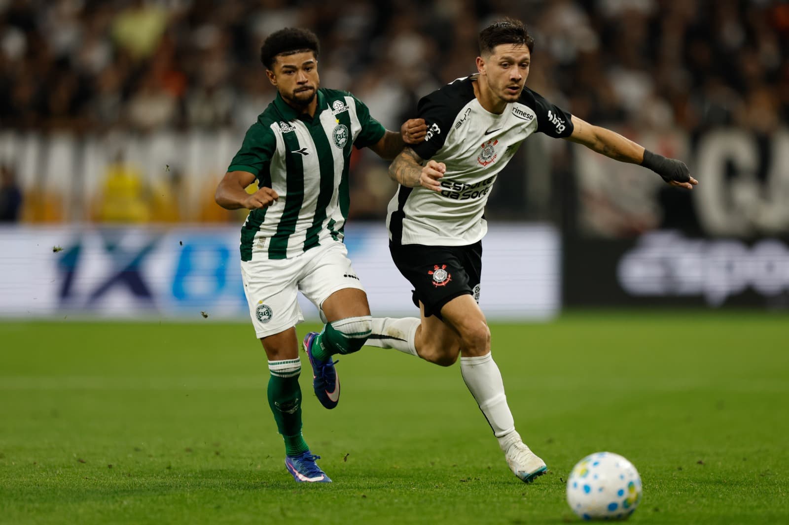 Garro divide a bola com marcador do Coritiba