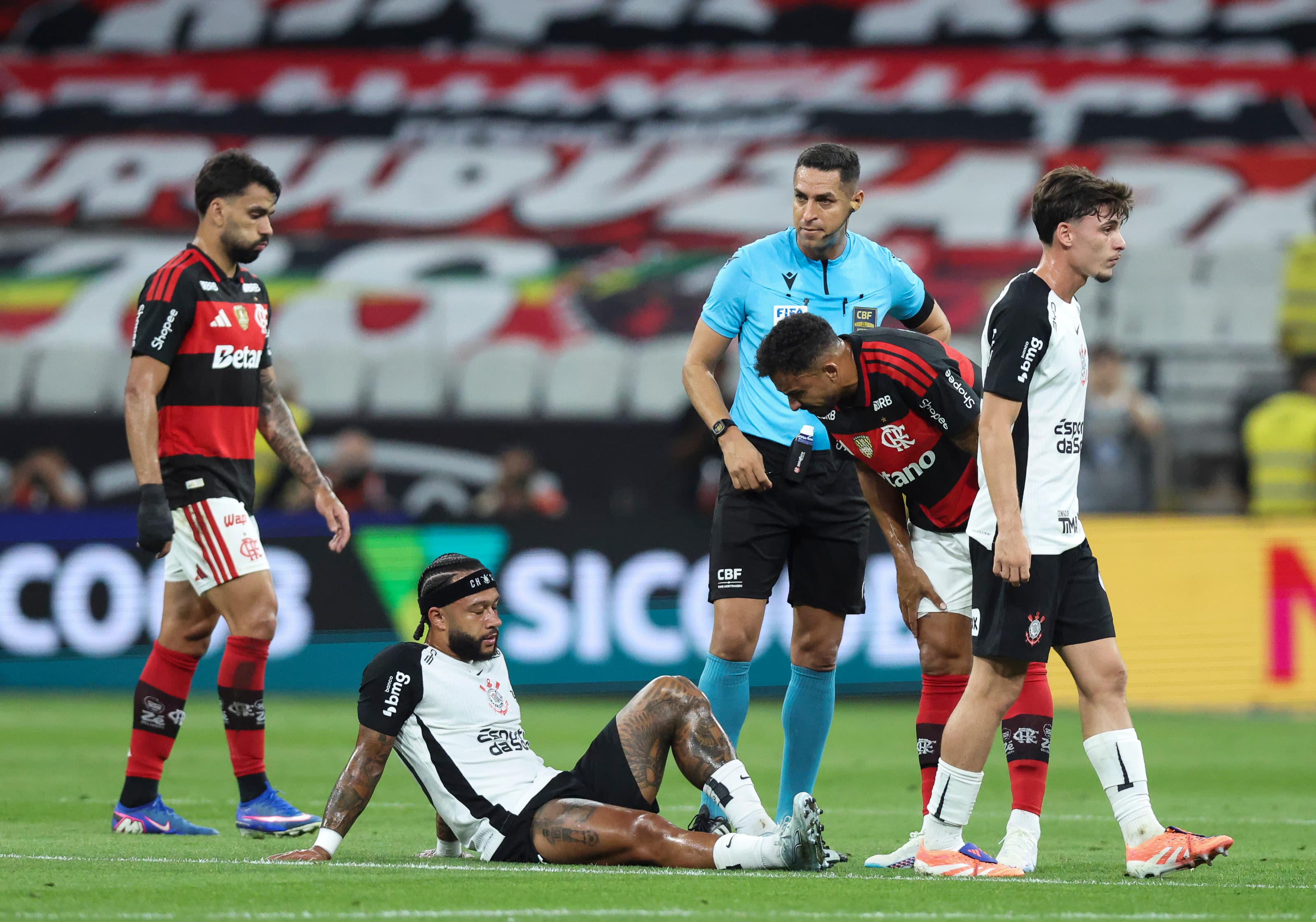 Memphis Depay no chão lesionado durante Corinthians x Flamengo