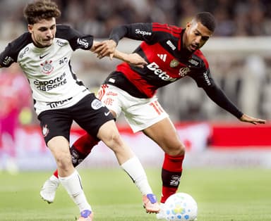 Samuel Lino e Breno Bidon disputam a bola em Corinthians x Flamengo